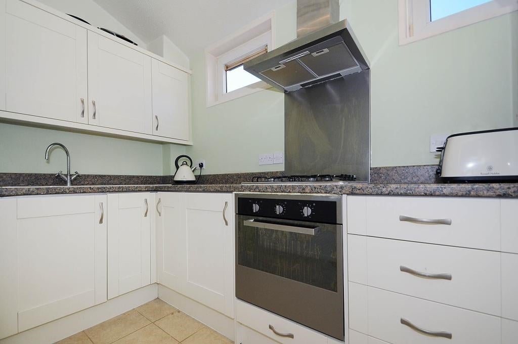 Flat Garlinge Road in Greater London