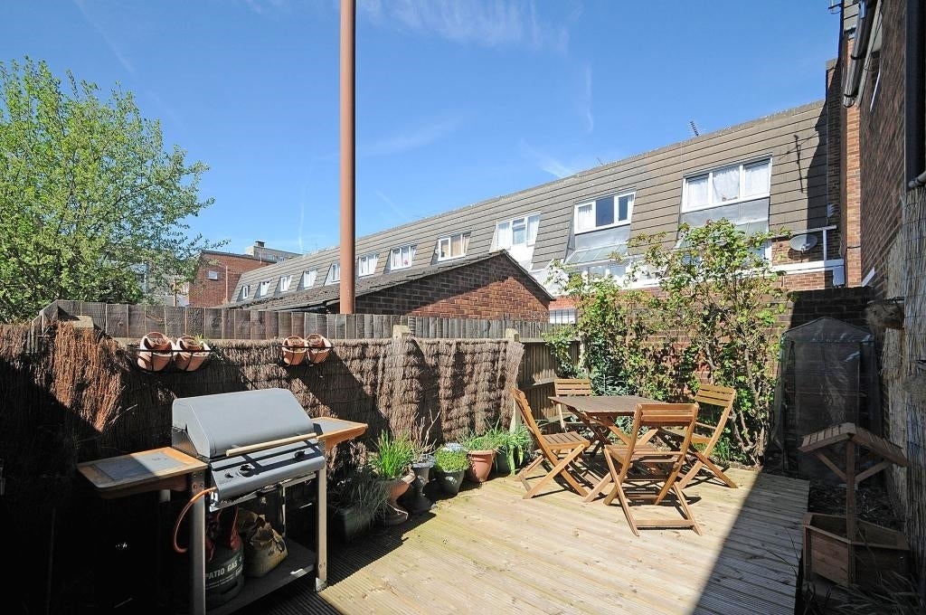 Flat Garlinge Road in Greater London