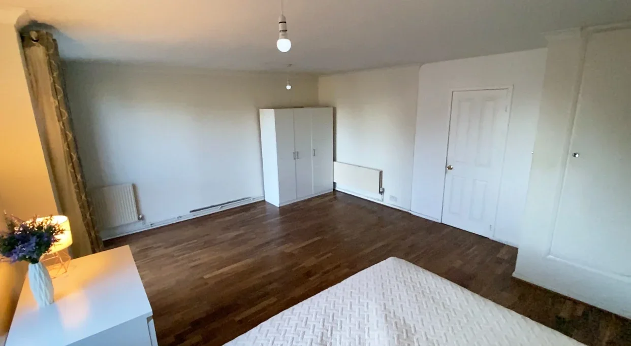 Room Fulham Road in Greater London