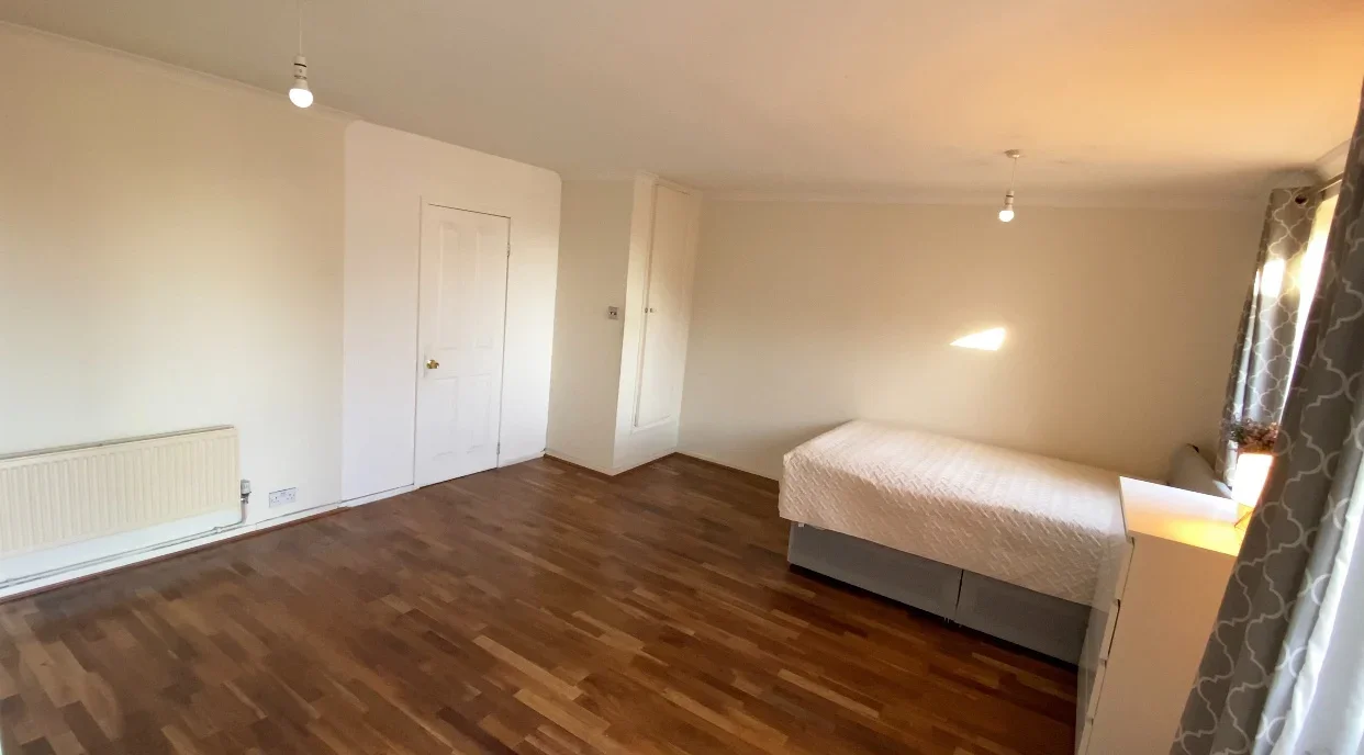 Room Fulham Road in Greater London