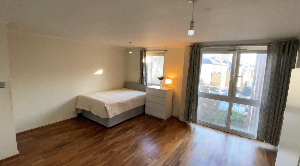 Room Fulham Road in Greater London