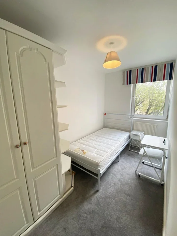 Room Fulham Road in Greater London