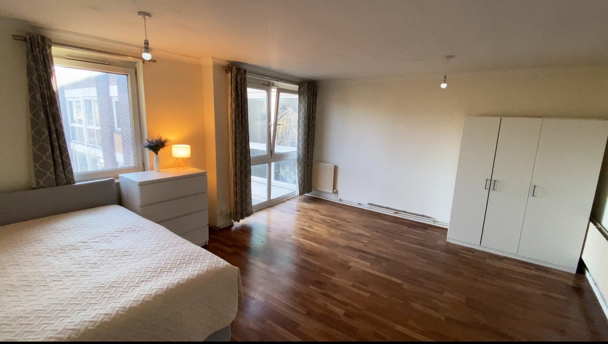 Room Fulham Road in Greater London