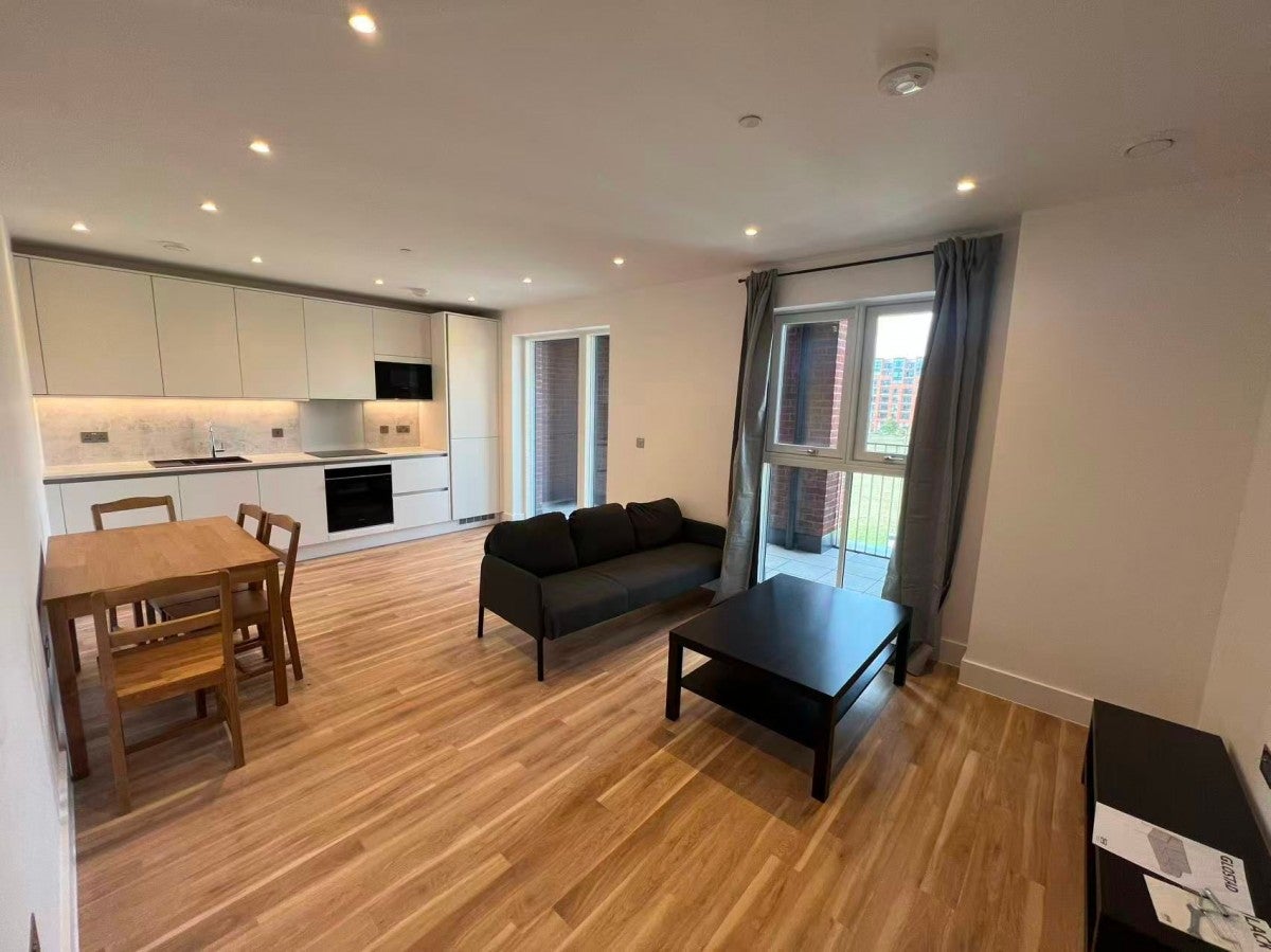 Flat Rowan Drive in Greater London