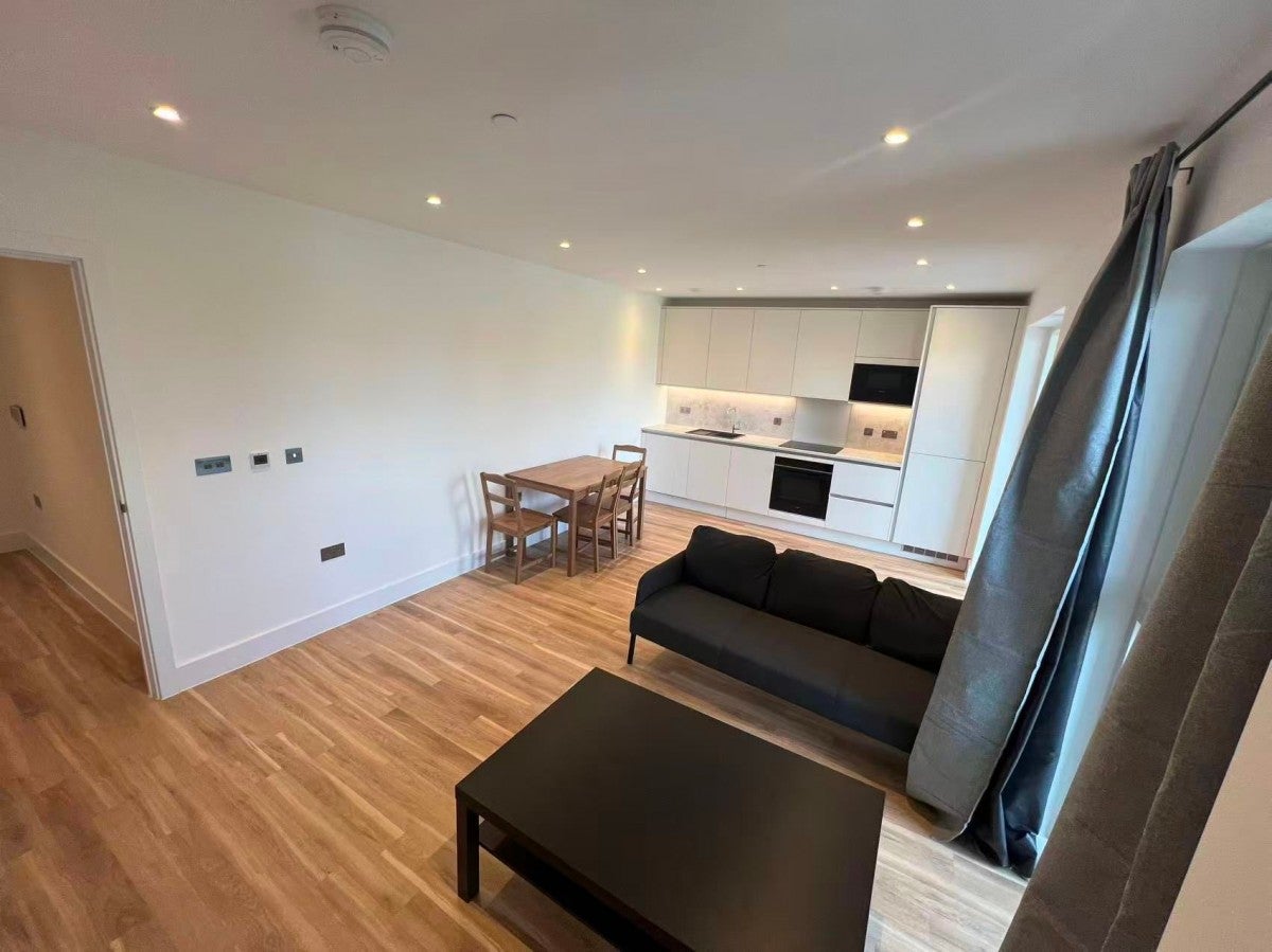 Flat Rowan Drive in Greater London