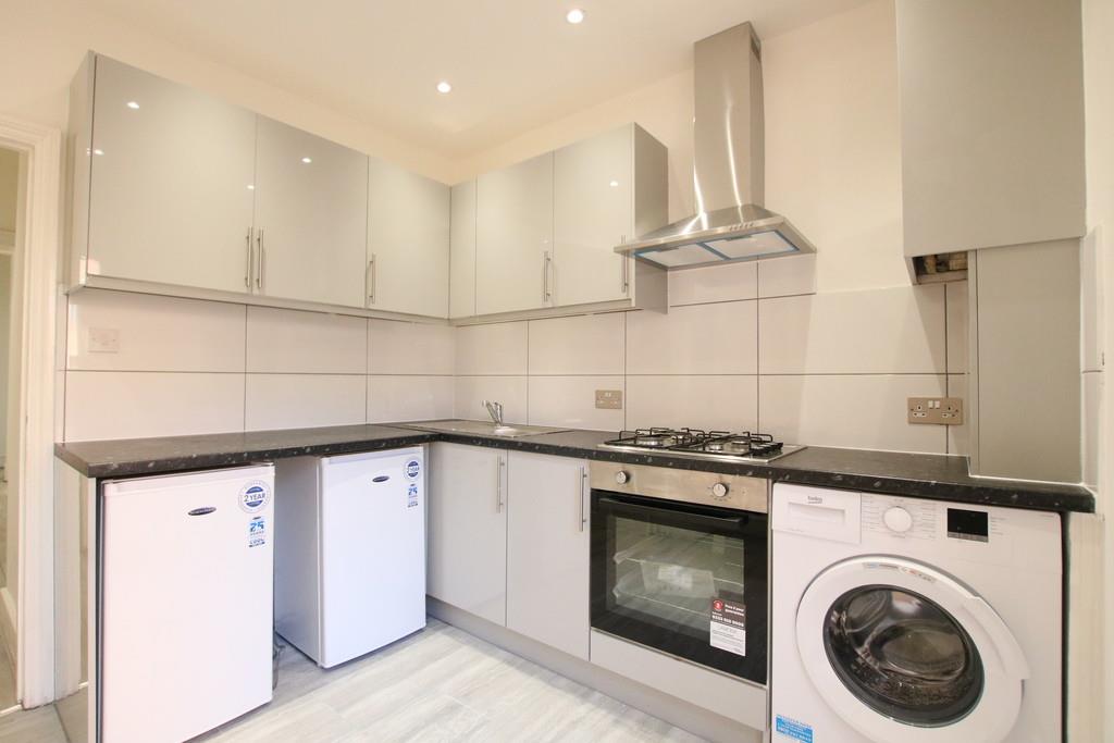 Flat Ilex Road in Greater London