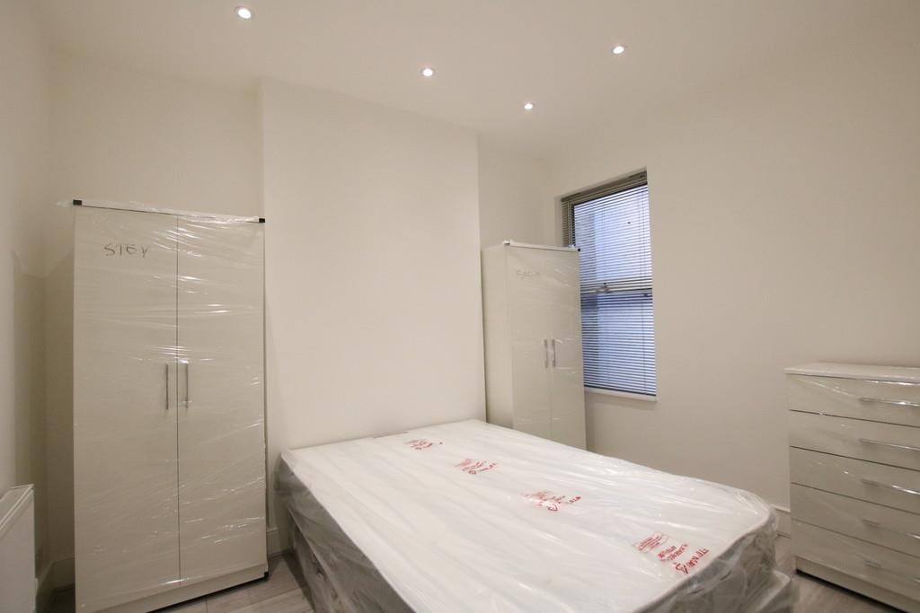 Flat Ilex Road in Greater London