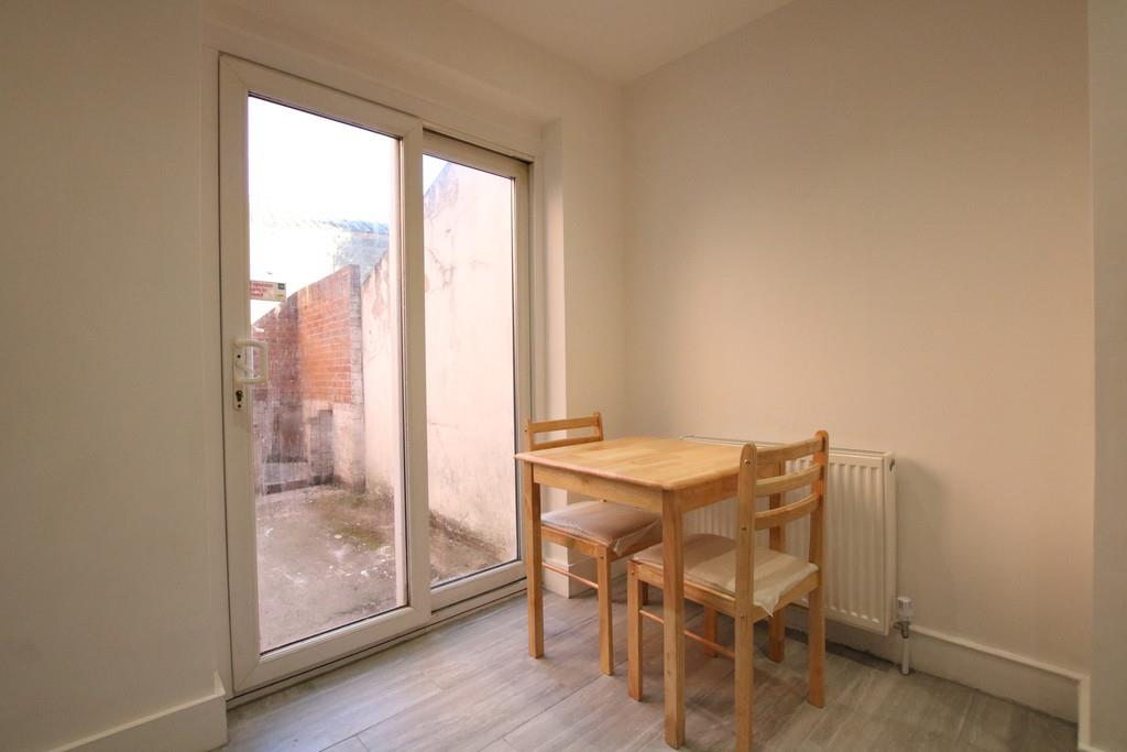 Flat Ilex Road in Greater London