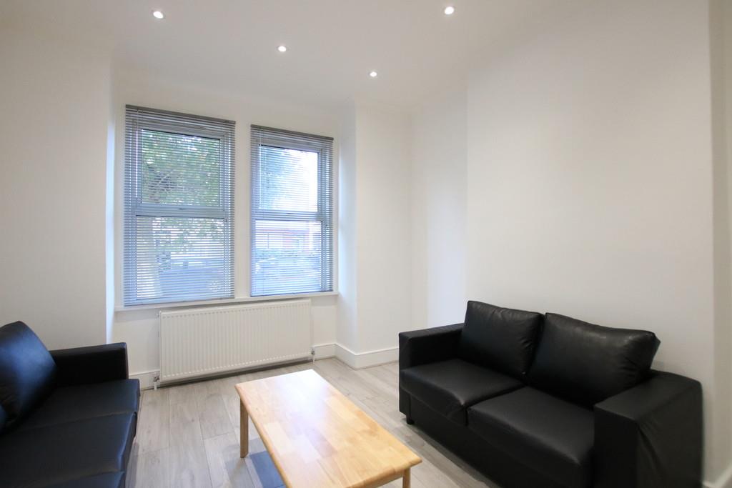 Flat Ilex Road in Greater London
