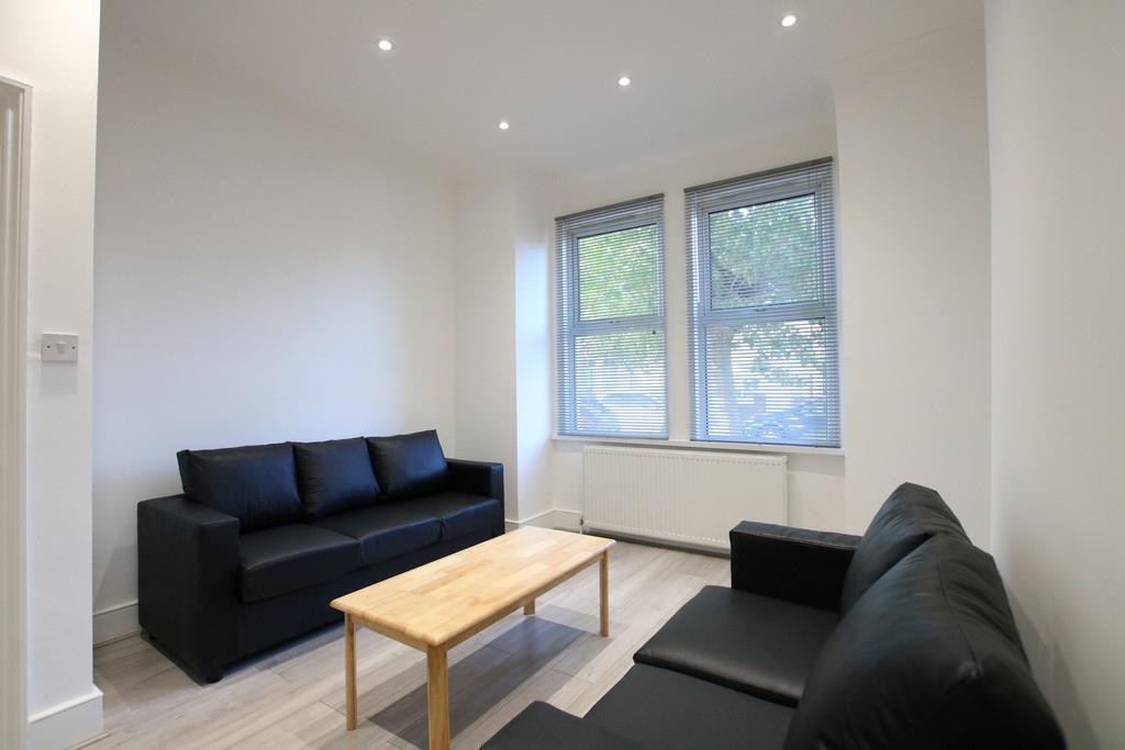 Flat Ilex Road in Greater London