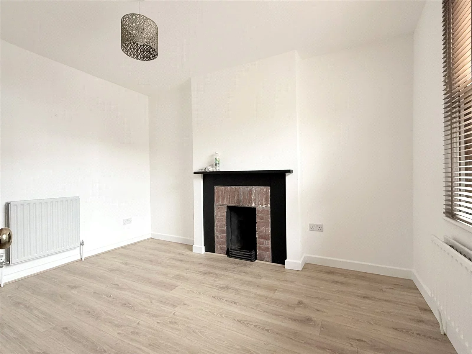 House Nesbitts Alley in Greater London