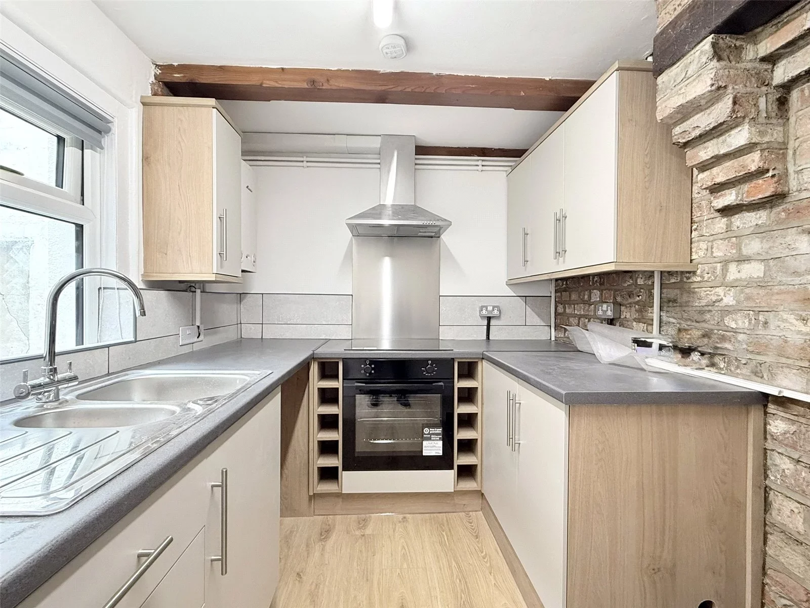 House Nesbitts Alley in Greater London