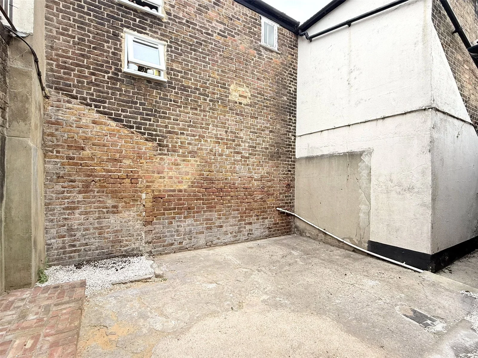 House Nesbitts Alley in Greater London