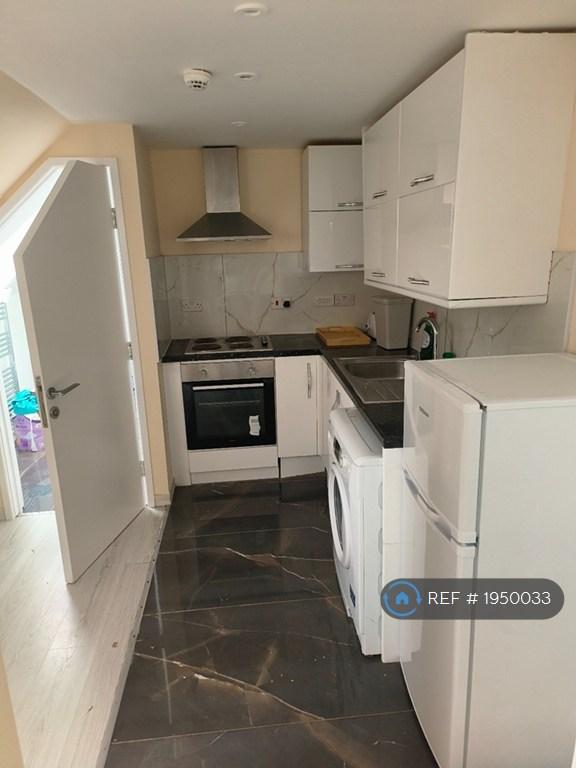 Flat Ockley Road in Greater London