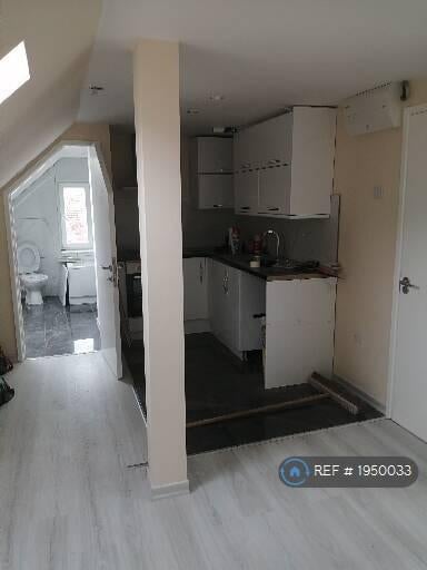 Flat Ockley Road in Greater London