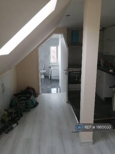 Flat Ockley Road in Greater London