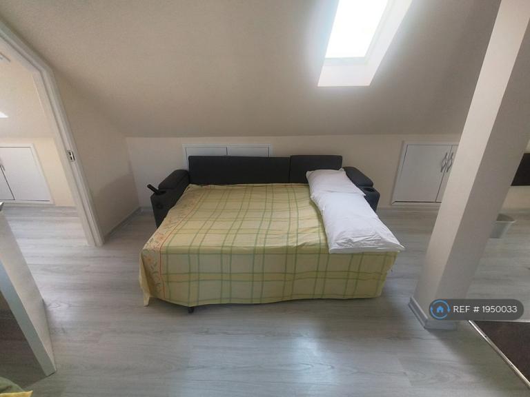 Flat Ockley Road in Greater London