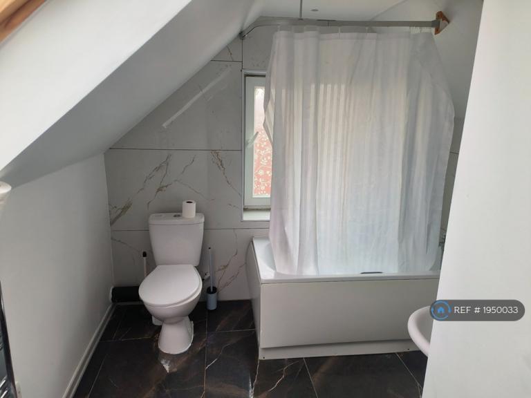 Flat Ockley Road in Greater London