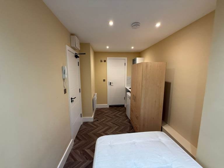 Flat Hanger Green in Greater London