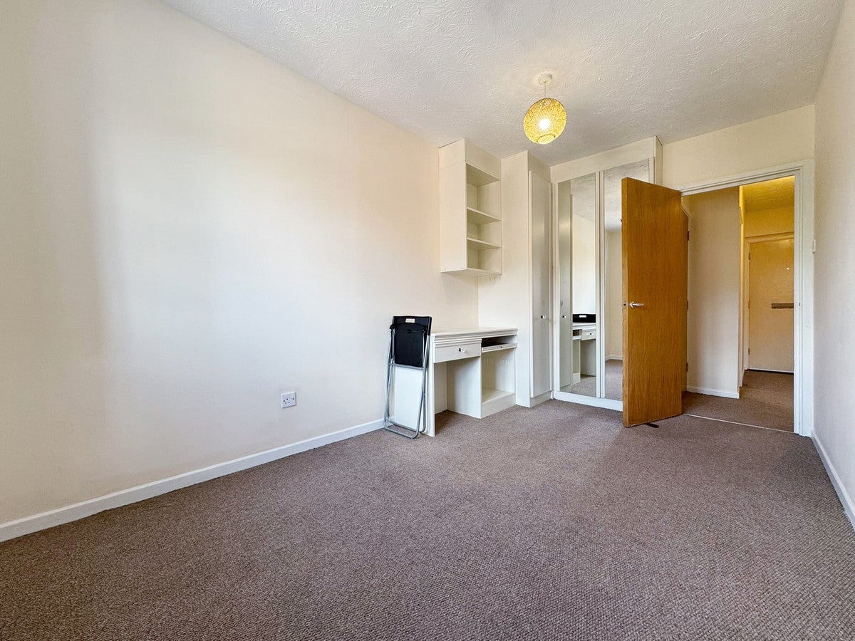 Flat Hardwick Crescent in Dartford