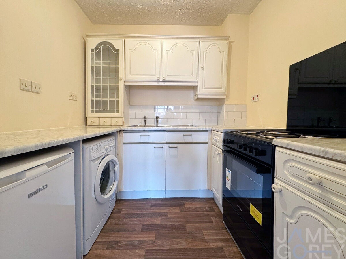 Flat Hardwick Crescent in Dartford