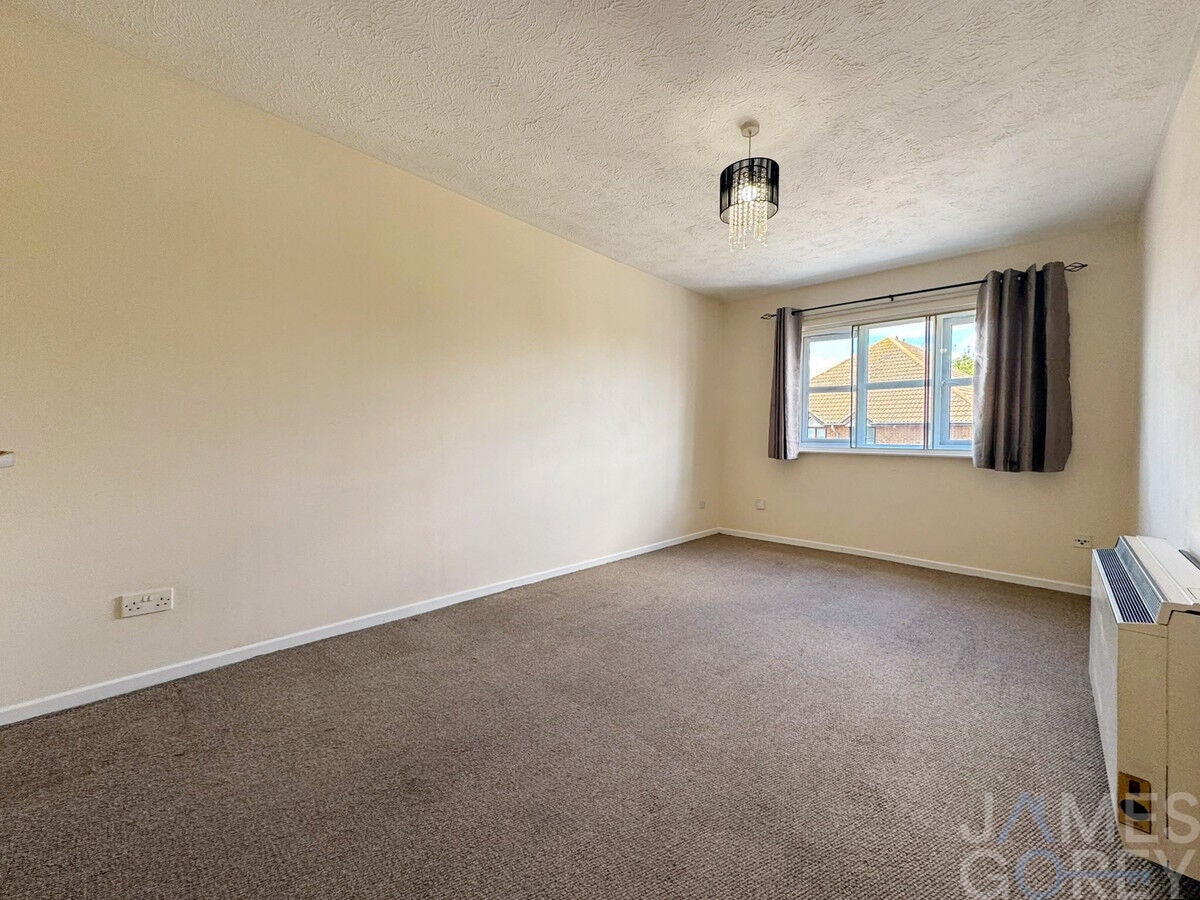 Flat Hardwick Crescent in Dartford