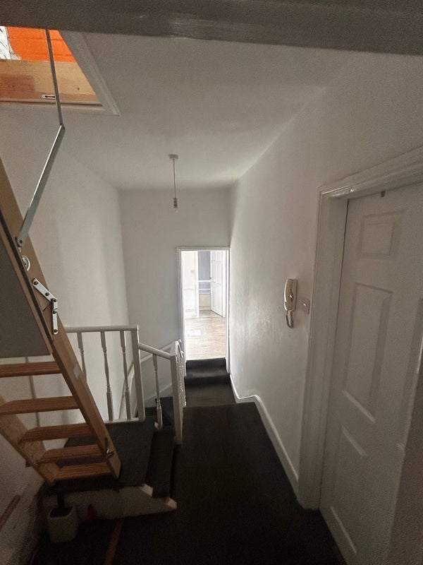 Room Mill Hill Road in Greater London