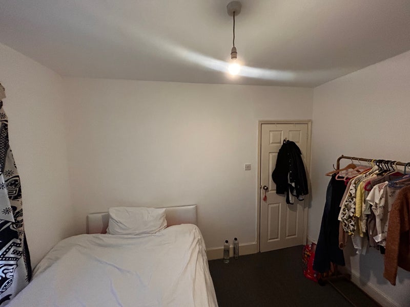 Room Mill Hill Road in Greater London