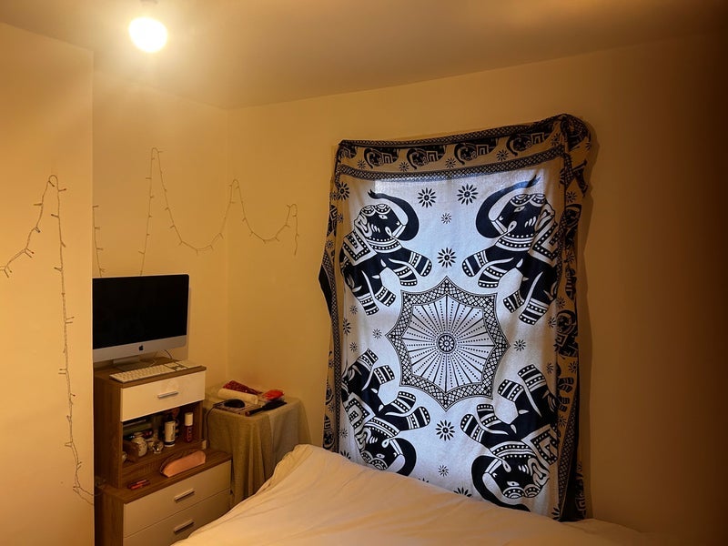 Room Mill Hill Road in Greater London