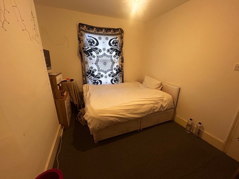 Room Mill Hill Road in Greater London