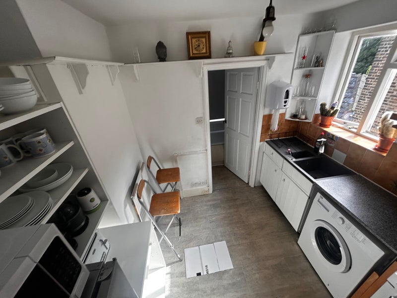 Room Mill Hill Road in Greater London