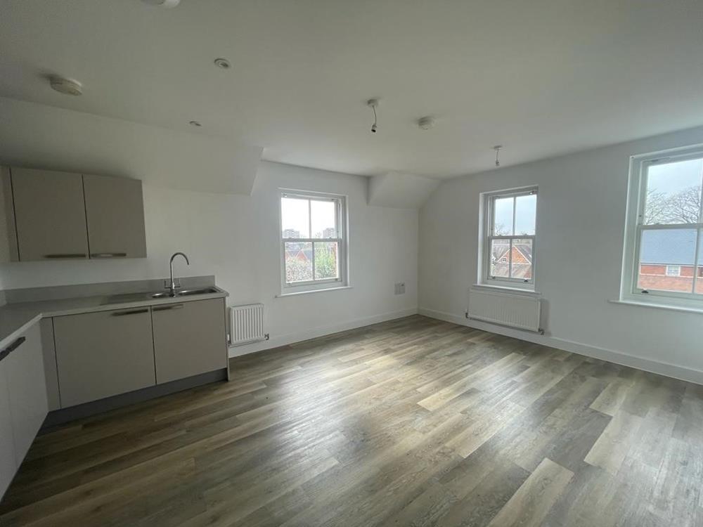 Flat Warwick Avenue in Bedford
