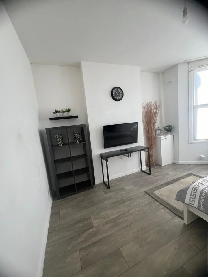 Room Wolfington Road in Greater London