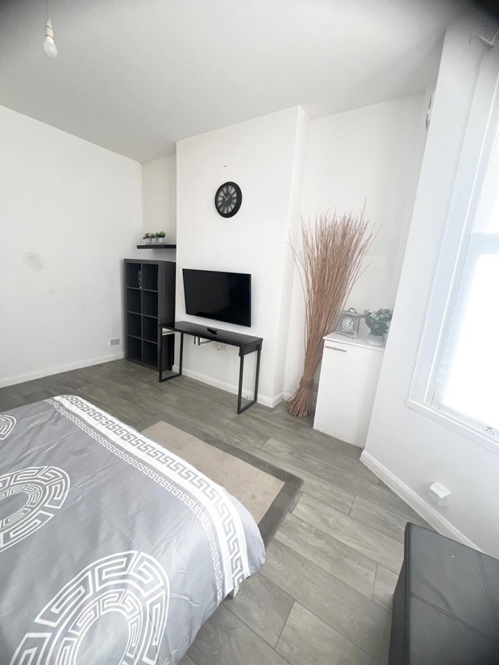 Room Wolfington Road in Greater London