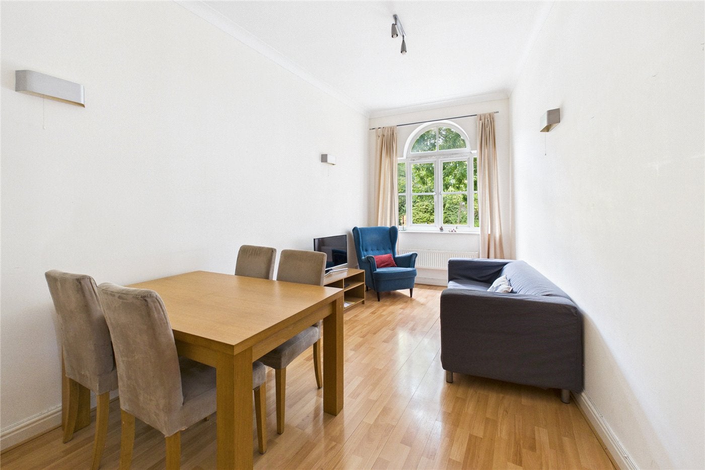 Flat Blenheim Gardens in Greater London