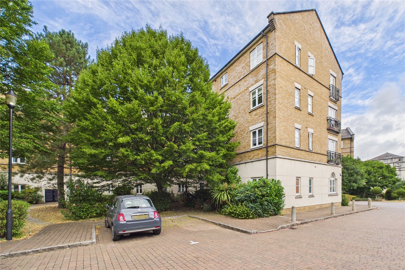 Flat Blenheim Gardens in Greater London