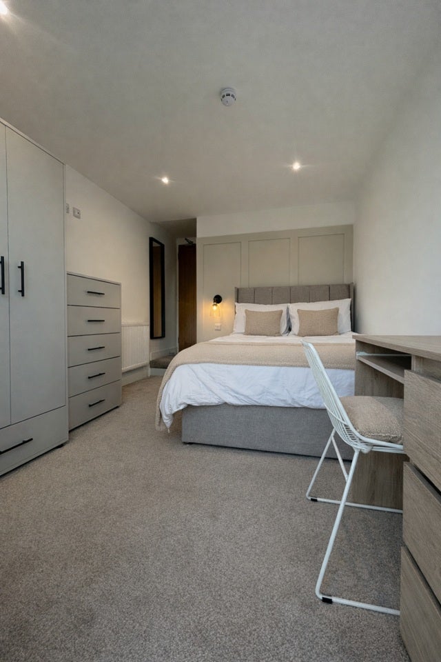 Room Queens Road in Portsmouth