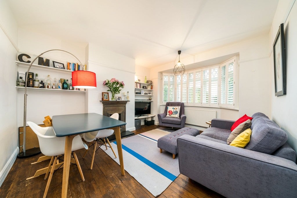 Flat Abbots Park in Greater London