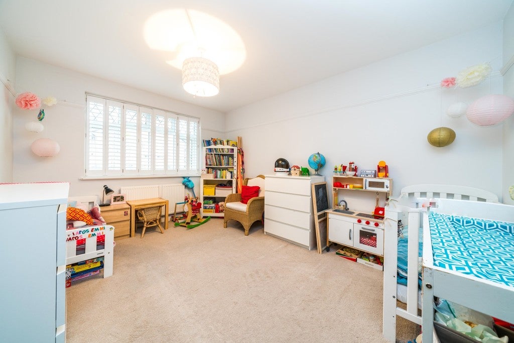 Flat Abbots Park in Greater London