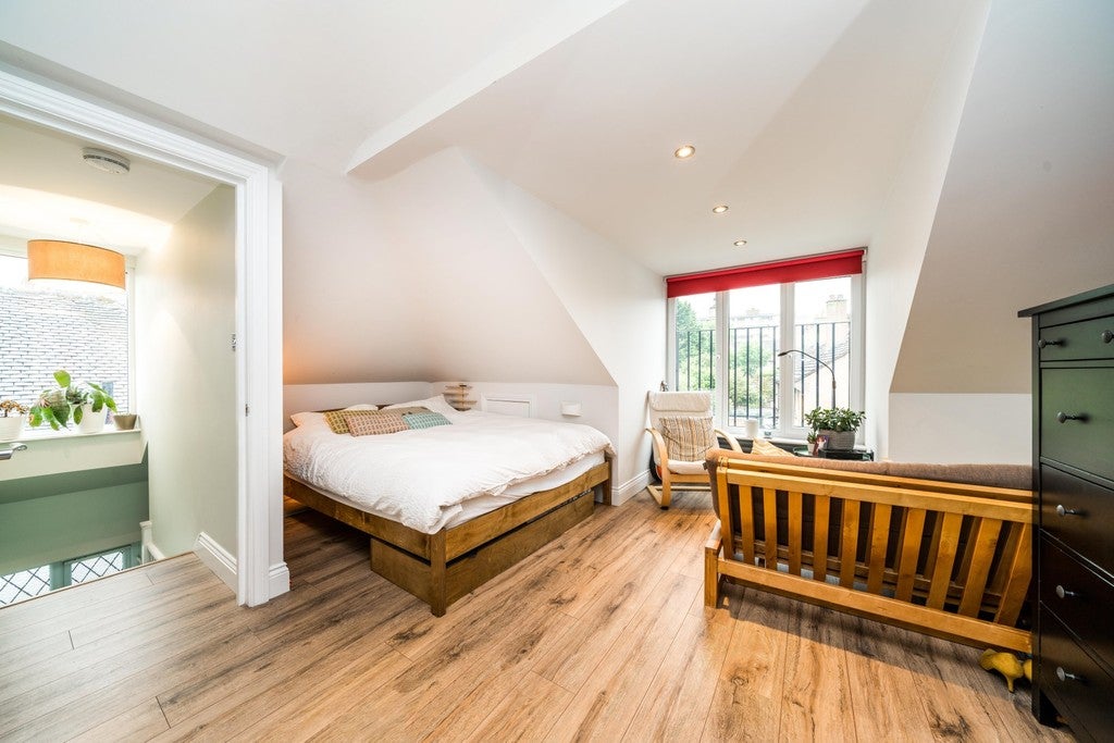 Flat Abbots Park in Greater London