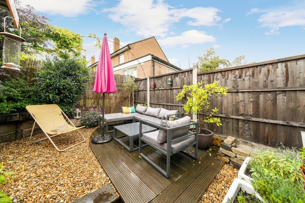 Flat Abbots Park in Greater London
