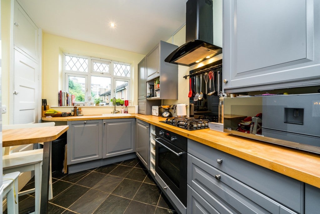 Flat Abbots Park in Greater London