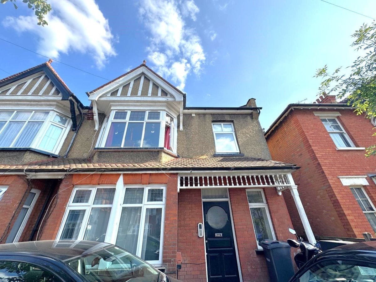 Flat Hindes Road in Greater London