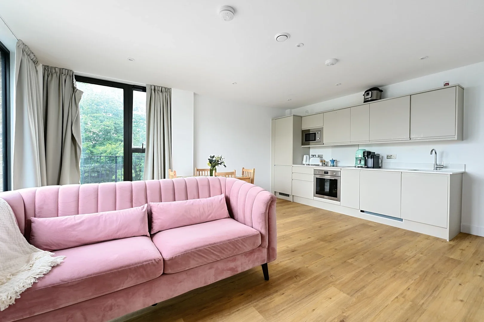 Flat Farnborough Road in Rushmoor