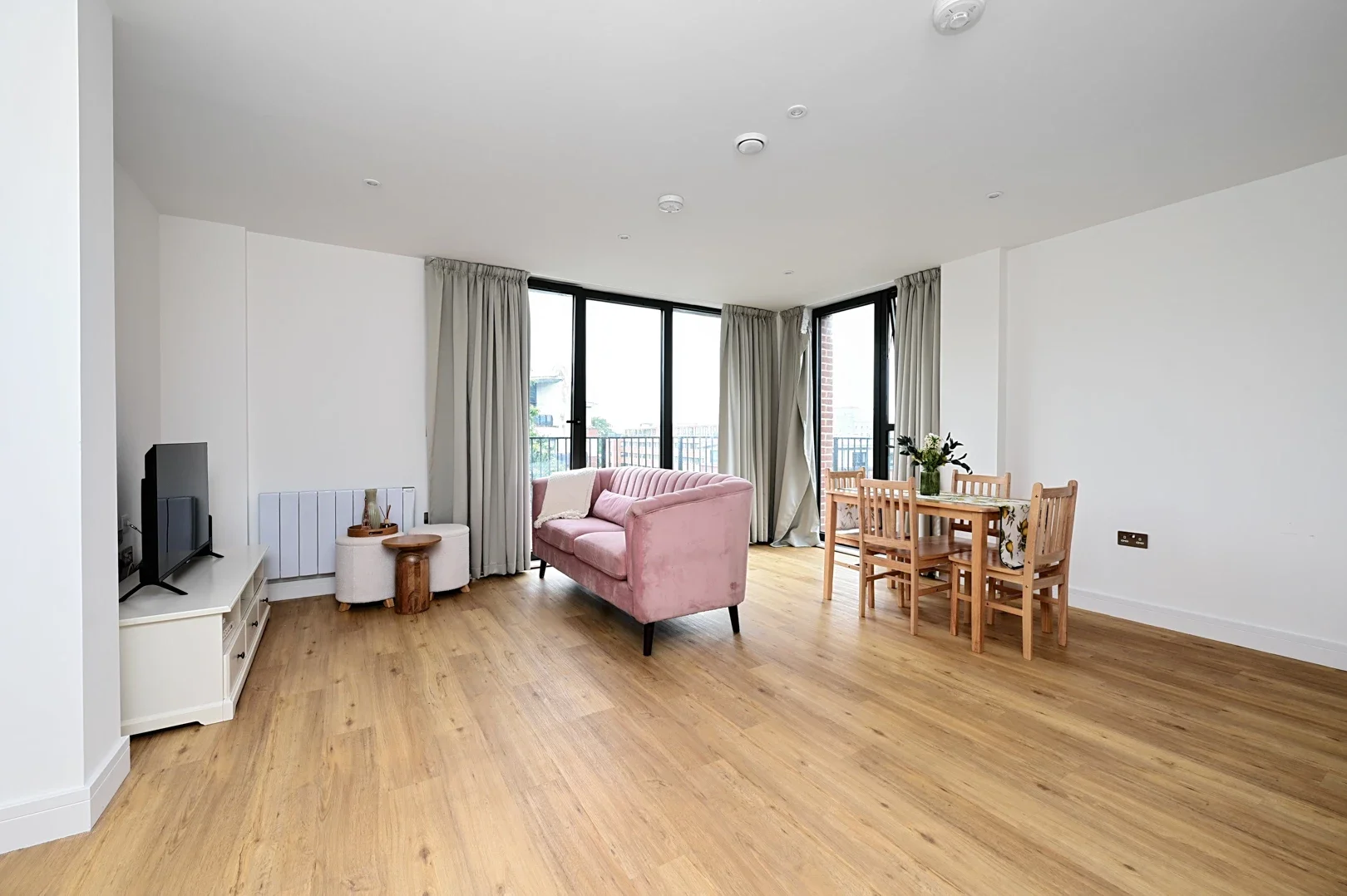 Flat Farnborough Road in Rushmoor