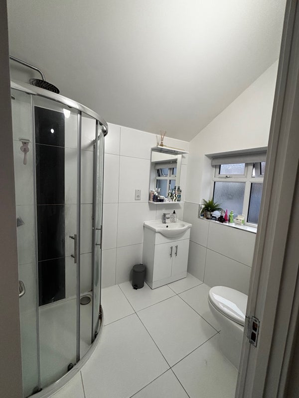 Room Lessingham Avenue in Greater London
