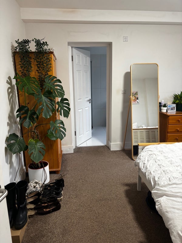 Room Lessingham Avenue in Greater London
