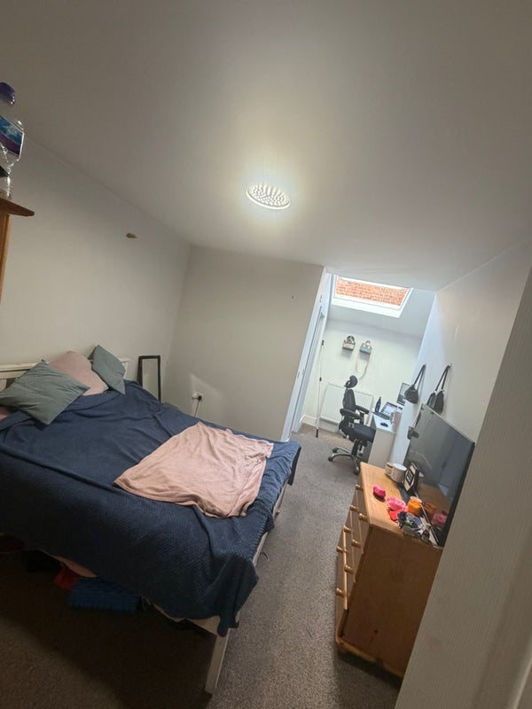 Room Lessingham Avenue in Greater London