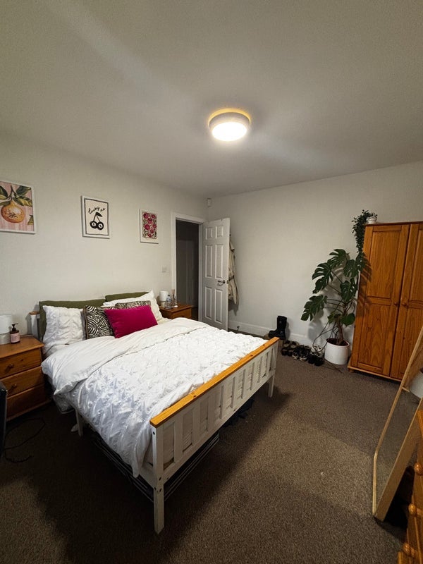 Room Lessingham Avenue in Greater London