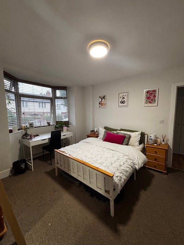 Room Lessingham Avenue in Greater London